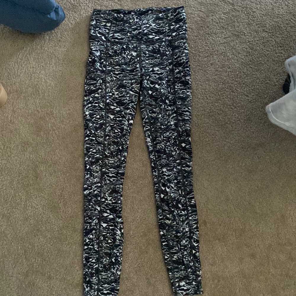 Lululemon fast and free tight size 4 barely worn black and white
